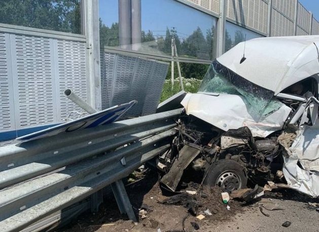 Маршрутку смяло об отбойник на Киевском шоссе. Водитель погиб, 11 человек пострадали