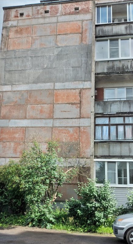 Долгожданный ремонт фасада дома в Волхове