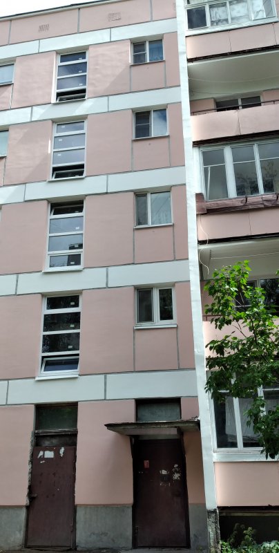 Долгожданный ремонт фасада дома в Волхове